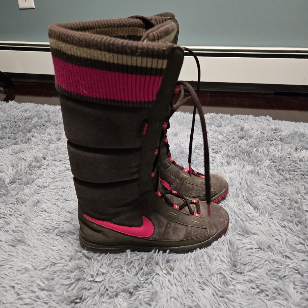 Nike Women's Dark Brown and Pink Winter Boots